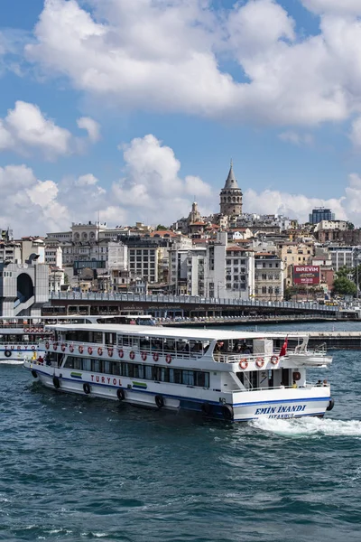 İstanbul, Türkiye, Ortadoğu: Galata Kulesi ile nefes kesen ufuk çizgisi ve İstanbul Boğazı 'nda Avrupa ile Asya arasındaki kıta sınırının bir parçası olan gemi gezisi için İstanbul Boğazı' ndan geçen bir gemi