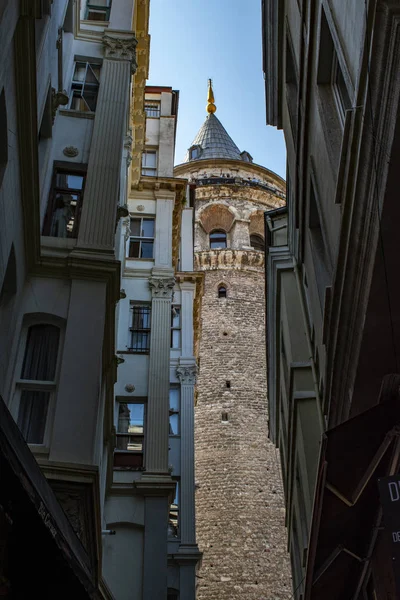 イスタンブール トルコ ガラタ塔 ガラタ クルシまたはクリステア ターリス の眺め 1348年にジェノヴァによってカラオイ地区に建設された中世の石造りの塔 スカイラインを支配する円錐型の円柱 街のパノラマの景色を提供している — ストック写真