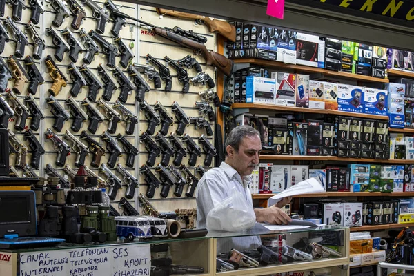 Estambul Turquía Oriente Medio Vida Cotidiana Ciudad Vendedor Armas Mostrador —  Fotos de Stock