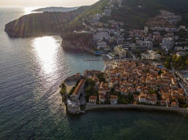 Budva, Karadağ 'ın eski kenti Budva' nın (stari grad) havadan görüşü. Adriyatik Denizi kıyısında dalgalı bir sahil. Karadağ turizm merkezi, iyi korunmuş ortaçağ duvarlı kenti, kumlu plajlar.