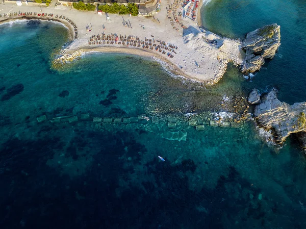 Αεροφωτογραφία Του Σβέτι Νίκολα Νησί Μπούντβα Μαυροβούνιο Παραλία Χαβάη Ομπρέλες — Φωτογραφία Αρχείου
