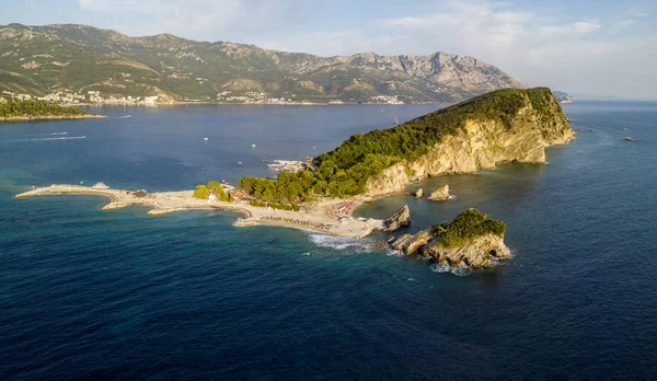 Vista Aérea Sveti Nikola Isla Budva Montenegro Playa Hawaii Sombrillas —  Fotos de Stock