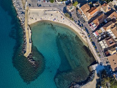 Marina sahilinin havadan görünüşü, Pizzo Calabro. İskele, plaj, şemsiyeler ve banyolar. Calabria kıyısında. İtalya