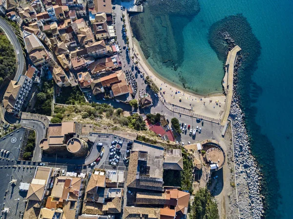俯瞰Pizzo Calabro 卡拉布里亚 旅游意大利 海边的小城镇皮佐卡拉布罗的全景 岩石上的房子 阿拉贡城堡耸立在悬崖上 海滨地区 — 图库照片