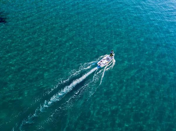 Вид Сверху Гребную Лодку Приводимую Движение Двигателем Голубое Море Которое — стоковое фото