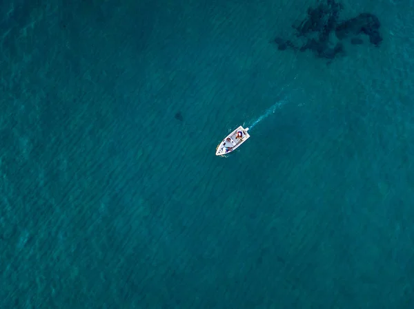 Légi Felvétel Egy Evezős Hajóról Felülről Motorral Meghajtva Kék Tenger — Stock Fotó