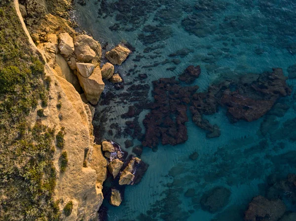 空中俯瞰大海中的岩石 从上面看到的海床概览 透明的水 Pizzo Calabro Calabria 意大利 — 图库照片