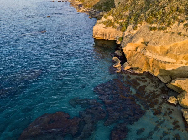 海の中の岩の空中ビュー 上から見た海底の概要 透明水 Pizzo Calabro カラブリア イタリア — ストック写真