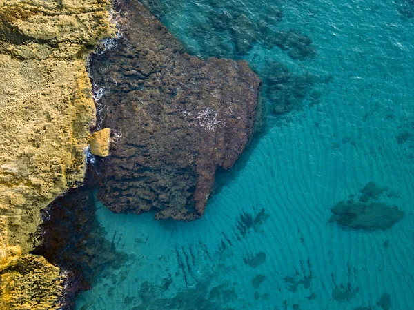 Denizde Kayaların Havadan Görünüşü Yukarıdan Görünen Deniz Tabanının Genel Görünümü — Stok fotoğraf