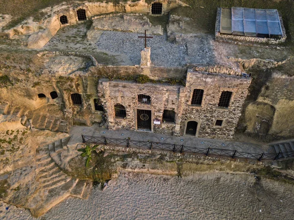 Vista Aérea Iglesia Piedigrotta Playa Enteramente Excavada Las Rocas Tufaceas — Foto de Stock