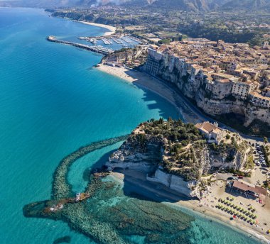 Havadan görünümü Tropea, rock ve kutsal alan Santa Maria dell'Isola, Calabria müesseseden. İtalya. Turistik yerlerin en ünlü tatil beldesi Güney İtalya'da bulunan Sant'Eufemia Körfez bir uçurumun üzerinde