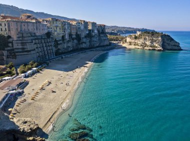 Havadan görünümü Tropea, rock ve kutsal alan Santa Maria dell'Isola, Calabria müesseseden. İtalya. Turistik yerlerin en ünlü tatil beldesi Güney İtalya'da bulunan Sant'Eufemia Körfez bir uçurumun üzerinde