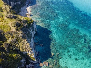 Calabrian sahilinin hava manzarası, kristal berrak denize bakan kayalıklar. Tropea 'nın güneyindeki Riaci bölgesi. Calabria. İtalya