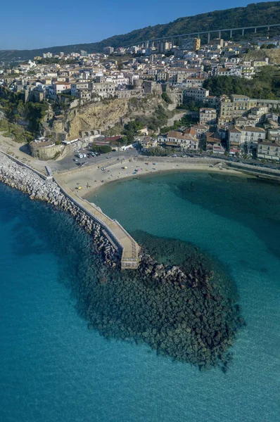 俯瞰Pizzo Calabro 卡拉布里亚 旅游意大利 海边的小城镇皮佐卡拉布罗的全景 岩石上的房子 阿拉贡城堡耸立在悬崖上 海滨地区 — 图库照片