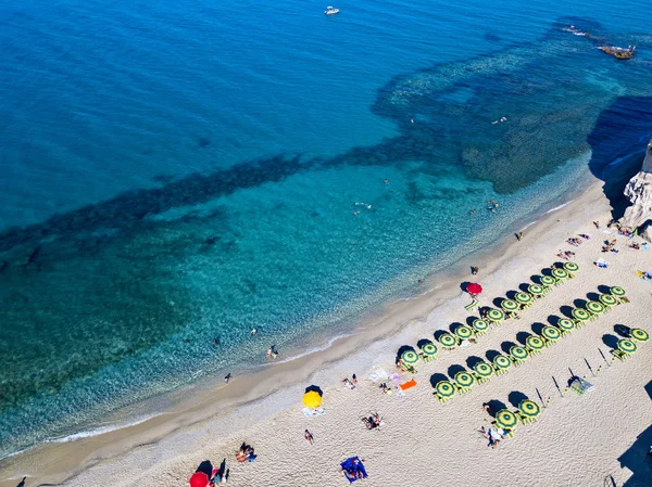 一个海滩遮阳伞与泳客的鸟瞰图 海角的避难所的圣玛丽亚 Dell Isola 卡拉布里亚 意大利 — 图库照片