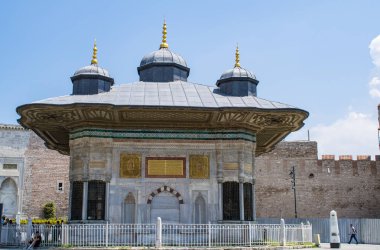 İstanbul, Türkiye, Ortadoğu: Osmanlı döneminde Osmanlı Sultanı II.Ahmed Pınarı altında inşa edilen Ahmet Cesmesi 'nin ayrıntıları, Osmanlı döneminde toplanma