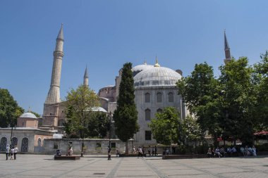 İstanbul, Türkiye, Ortadoğu: Eski Yunan Ortodoks Hıristiyan ataerkil katedrali, daha sonra Osmanlı İmparatorluk Camisi ve şimdi de müze, Bizans mimarisinin simgesi olan Ayasofya 'nın görüşü