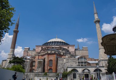 İstanbul, Türkiye, Ortadoğu: Eski Yunan Ortodoks Hıristiyan ataerkil katedrali, daha sonra Osmanlı İmparatorluk Camisi ve şimdi de müze, Bizans mimarisinin simgesi olan Ayasofya 'nın görüşü