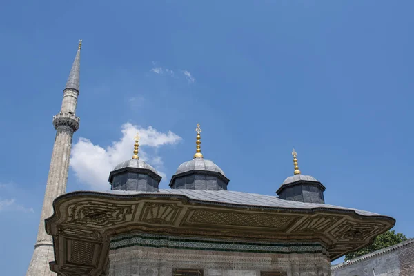 伊斯坦布尔 土耳其 Ahmet Cesmesi的细节 苏丹艾哈迈德一世之泉 在奥斯曼苏丹时期建造 风格与郁金香时期相同 在奥斯曼时期的君士坦丁堡聚会 — 图库照片
