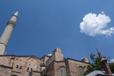 İstanbul, Türkiye, Ortadoğu: Eski Yunan Ortodoks Hıristiyan ataerkil katedrali, daha sonra Osmanlı İmparatorluk Camisi ve şimdi de müze, Bizans mimarisinin simgesi olan Ayasofya 'nın görüşü