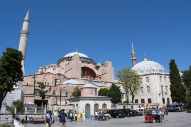 İstanbul, Türkiye, Ortadoğu: Eski Yunan Ortodoks Hıristiyan ataerkil katedrali, daha sonra Osmanlı İmparatorluk Camisi ve şimdi de müze, Bizans mimarisinin simgesi olan Ayasofya 'nın görüşü