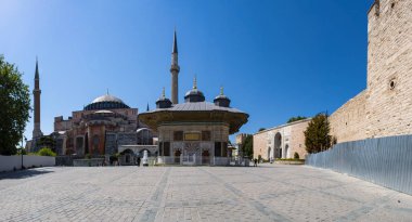 İstanbul, Türkiye, Ortadoğu: Ahmet Cesmesi 'nin panoramik manzarası, 1728 yılında Osmanlı Sultanı tarafından inşa edilen Sultan II. Ahmed Çeşmesi, ünlü Ayasofya, eski katedral, şimdi bir müze olan arka planda ise bir cami.