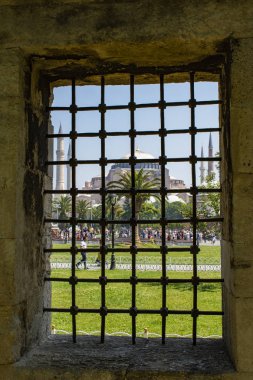 İstanbul, Türkiye, Ortadoğu: Ayasofya, ünlü eski Rum Ortodoks Hıristiyan ataerkil katedrali, daha sonra Osmanlı İmparatorluk camisi ve şimdi de Sultan Ahmed Camii veya Mavi Cami 'nin avlusundan görülen bir müze.