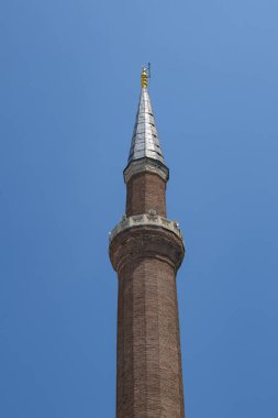 İstanbul, Türkiye, Ortadoğu: Ayasofya 'nın minarelerinden biri olan ünlü eski Rum Ortodoks Hıristiyan ataerkil katedrali, daha sonra Osmanlı İmparatorluk Camii, şimdi bir müze, Bizans mimarisinin simgesi.