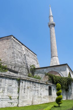 İstanbul, Türkiye, Ortadoğu: Ayasofya 'nın minarelerinden biri olan ünlü eski Rum Ortodoks Hıristiyan ataerkil katedrali, daha sonra Osmanlı İmparatorluk Camii, şimdi bir müze, Bizans mimarisinin simgesi.