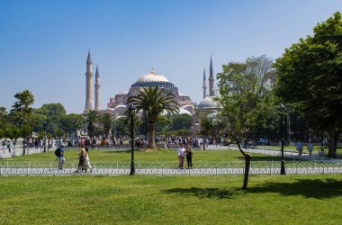 İstanbul, Türkiye, Ortadoğu: Eski Yunan Ortodoks Hıristiyan ataerkil katedrali, daha sonra Osmanlı İmparatorluk camisi ve şimdi de Sultan Ahmet Park 'tan bir müze manzarası