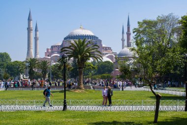 İstanbul, Türkiye, Ortadoğu: Eski Yunan Ortodoks Hıristiyan ataerkil katedrali, daha sonra Osmanlı İmparatorluk camisi ve şimdi de Sultan Ahmet Park 'tan bir müze manzarası