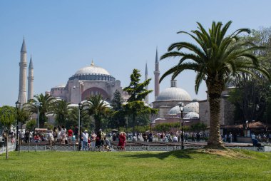 İstanbul, Türkiye, Ortadoğu: Eski Yunan Ortodoks Hıristiyan ataerkil katedrali, daha sonra Osmanlı İmparatorluk camisi ve şimdi de Sultan Ahmet Park 'tan bir müze manzarası