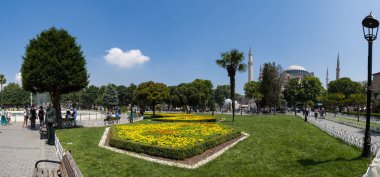 İstanbul, Türkiye, Ortadoğu: Eski Yunan Ortodoks Hıristiyan ataerkil katedrali, daha sonra Osmanlı İmparatorluk camisi ve şimdi de Sultan Ahmet Park 'tan bir müze manzarası