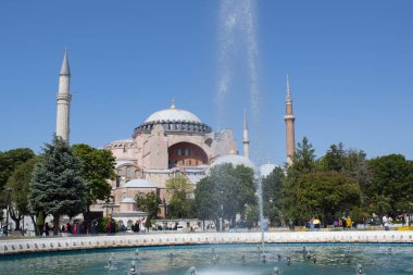 İstanbul, Türkiye, Ortadoğu: Eski Yunan Ortodoks Hıristiyan ataerkil katedrali olan Ayasofya, daha sonra bir Osmanlı imparatorluk camisi ve şimdi de bir müze, Sultan Ahmet Parkı çeşmesinden görülüyor