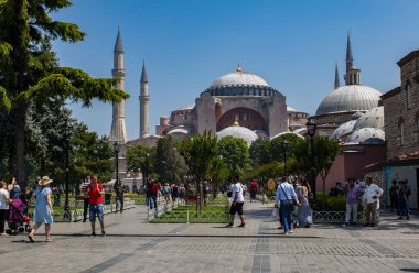 İstanbul, Türkiye, Ortadoğu: Eski Yunan Ortodoks Hıristiyan ataerkil katedrali, daha sonra Osmanlı İmparatorluk camisi ve şimdi de Sultan Ahmet Park 'tan bir müze manzarası