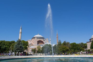 İstanbul, Türkiye, Ortadoğu: Eski Yunan Ortodoks Hıristiyan ataerkil katedrali olan Ayasofya, daha sonra bir Osmanlı imparatorluk camisi ve şimdi de bir müze, Sultan Ahmet Parkı çeşmesinden görülüyor