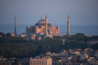 İstanbul, Türkiye, Ortadoğu: Altın Boynuz ve Boğaz 'da nefes kesici bir gün batımı, ünlü eski Yunan Ortodoks Hıristiyan ataerkil katedrali Ayasofya' nın manzarası, daha sonra Osmanlı İmparatorluk camisi ve şimdi de müze.
