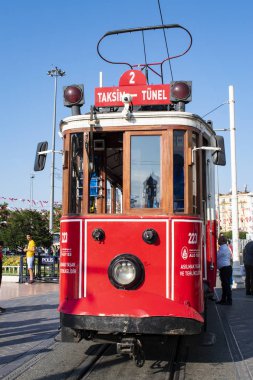 İstanbul, Türkiye, Ortadoğu: Taksim Meydanı 'ndaki tarihi T2 Hattı Taksim-Tünel tramvayı, Beyoğlu' nun başlıca turizm ve tatil bölgesinde yer alan çağdaş İstanbul 'un kalbi.