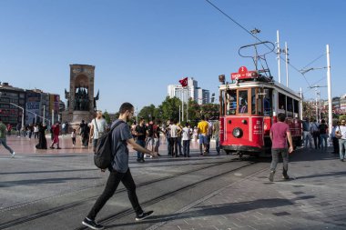 İstanbul, Türkiye, Ortadoğu: Tarihi T2 Hattı Taksim-Tünel tramvayı ve şehrin Avrupa kesimindeki Beyoğlu 'nun başlıca turizm ve tatil bölgesinde çağdaş İstanbul' un kalbi olan Taksim Meydanı halkı