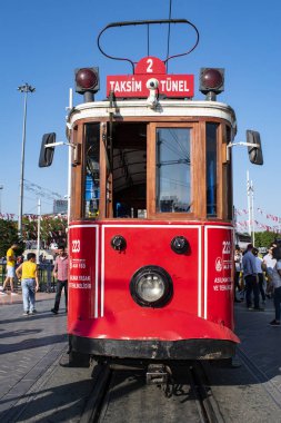 İstanbul, Türkiye, Ortadoğu: Taksim Meydanı 'ndaki tarihi T2 Hattı Taksim-Tünel tramvayı, Beyoğlu' nun başlıca turizm ve tatil bölgesinde yer alan çağdaş İstanbul 'un kalbi.