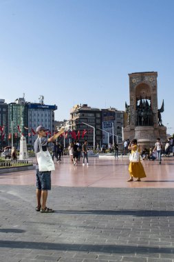 İstanbul, Türkiye, Ortadoğu: İtalyan Pietro Canonica tarafından yapılan Cumhuriyet Anıtı ile ünlü Taksim Meydanı 'ndaki insanlar, 1923 yılında Türkiye Cumhuriyeti' nin kuruluşunu anmak amacıyla 1928 yılında açıldı.