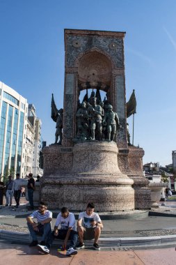 İstanbul, Türkiye, Ortadoğu: İtalyan Pietro Canonica tarafından yapılan Cumhuriyet Anıtı ile ünlü Taksim Meydanı 'ndaki insanlar, 1923 yılında Türkiye Cumhuriyeti' nin kuruluşunu anmak amacıyla 1928 yılında açıldı.