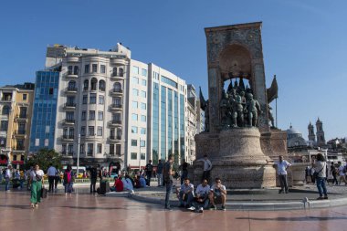 İstanbul, Türkiye, Ortadoğu: İtalyan Pietro Canonica tarafından yapılan Cumhuriyet Anıtı ile ünlü Taksim Meydanı 'ndaki insanlar, 1923 yılında Türkiye Cumhuriyeti' nin kuruluşunu anmak amacıyla 1928 yılında açıldı.