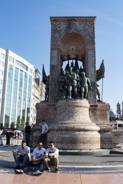 İstanbul, Türkiye, Ortadoğu: İtalyan Pietro Canonica tarafından yapılan Cumhuriyet Anıtı ile ünlü Taksim Meydanı 'ndaki insanlar, 1923 yılında Türkiye Cumhuriyeti' nin kuruluşunu anmak amacıyla 1928 yılında açıldı.