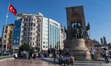 İstanbul, Türkiye, Ortadoğu: İtalyan Pietro Canonica tarafından yapılan Cumhuriyet Anıtı ile ünlü Taksim Meydanı 'ndaki insanlar, 1923 yılında Türkiye Cumhuriyeti' nin kuruluşunu anmak amacıyla 1928 yılında açıldı.