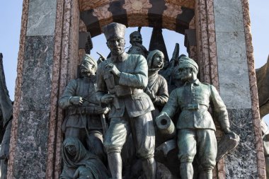 İstanbul, Türkiye, Ortadoğu: İtalyan Pietro Canonica tarafından yapılan Cumhuriyet Anıtı 'nın bronz figürleri, 1928 yılında Taksim Meydanı' nda 1923 yılında Türkiye Cumhuriyeti 'nin kuruluşunu anmak amacıyla gerçekleştirildi.