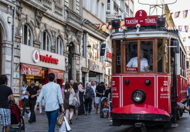 İstanbul, Türkiye, Ortadoğu: Beyoğlu ilçesinin en ünlü caddelerinden biri olan İstiklal Caddesi 'nin raylarındaki Taksim Meydanı' ndan gelen tarihi T2 Hattı Taksim-Tünel tramvayı