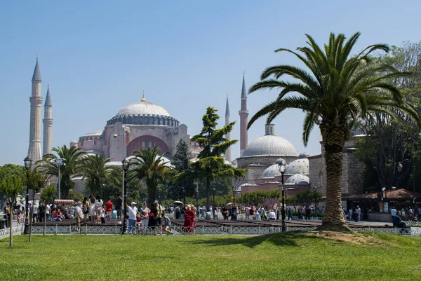 İstanbul, Türkiye, Ortadoğu: Eski Yunan Ortodoks Hıristiyan ataerkil katedrali, daha sonra Osmanlı İmparatorluk camisi ve şimdi de Sultan Ahmet Park 'tan bir müze manzarası