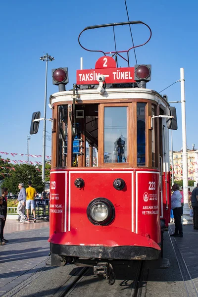 土耳其伊斯坦布尔 位于塔克西姆广场的具有历史意义的T2号线Taksim Tunel有轨电车 塔克西姆广场是伊斯坦布尔的心脏地带 位于伊斯坦布尔的欧洲主要旅游区和休闲区Beyoglu — 图库照片