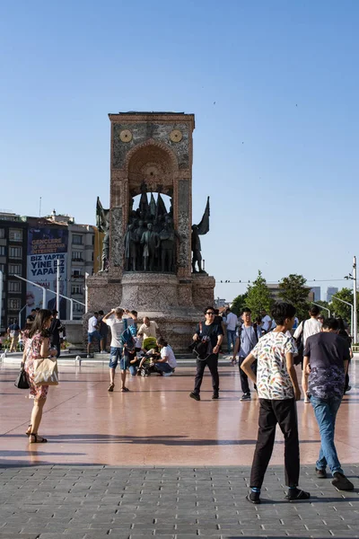 Istambul Turquia Oriente Médio Pessoas Famosa Praça Taksim Com República — Fotografia de Stock